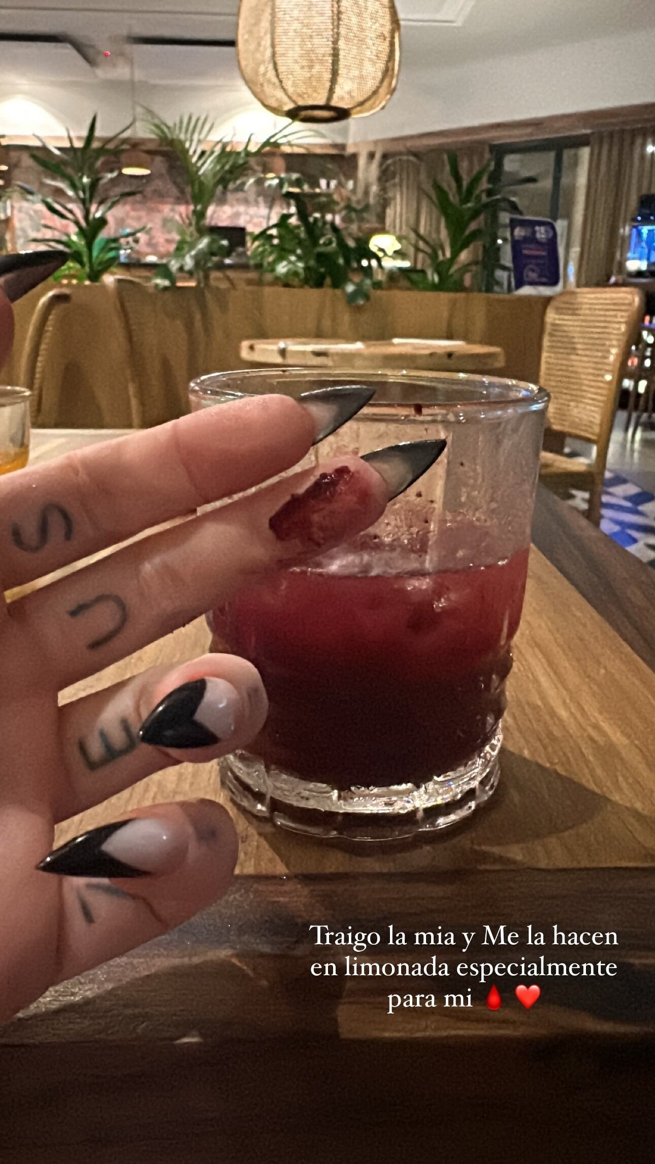 Sofía Clerici mostró su jugo de frutos rojos y sangre.