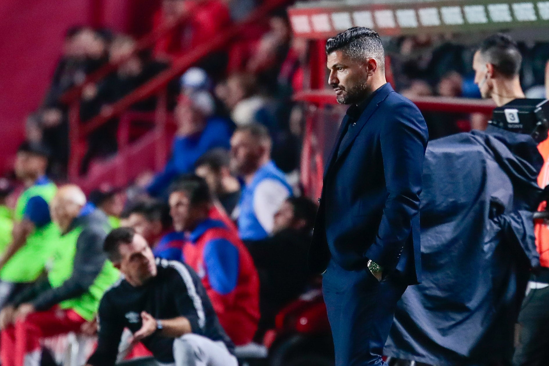 Javier Gandolfi, entrenador de Talleres, en el partido ante Argentinos Juniors. (Fotobaires)