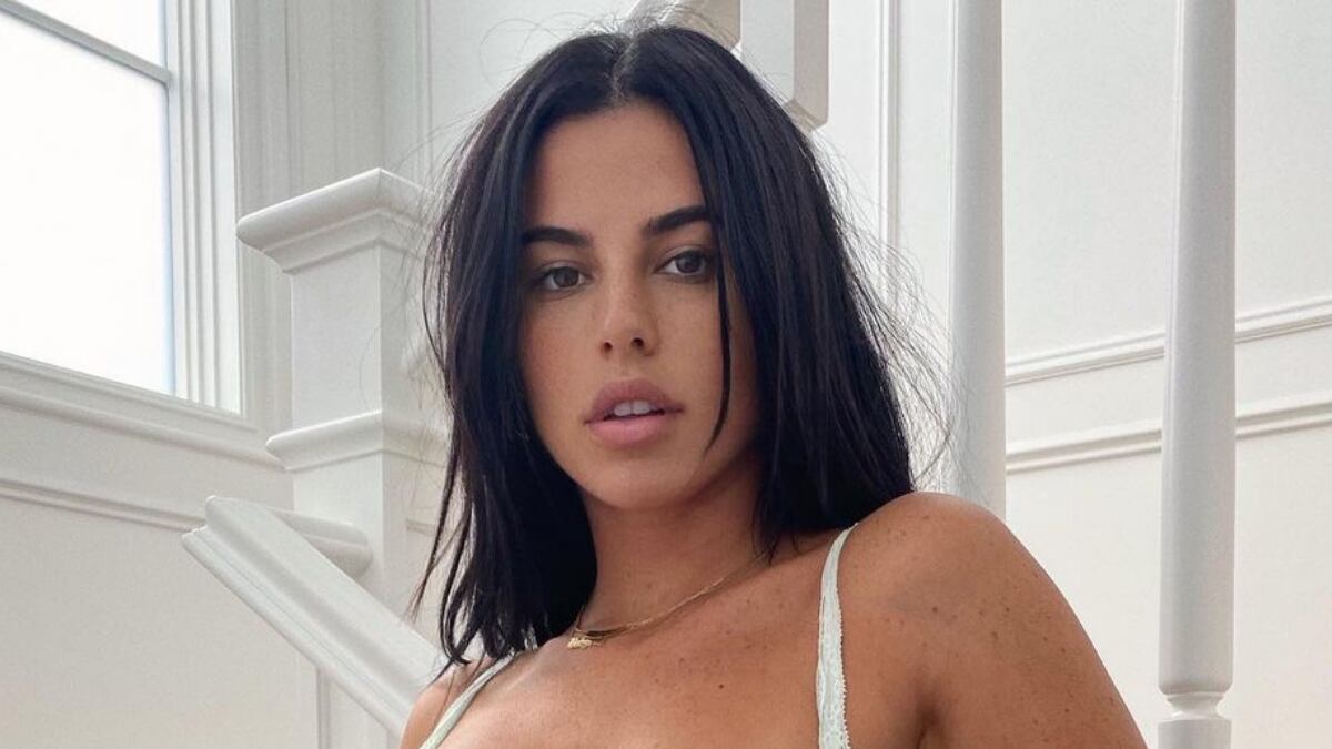 Victoria Villarroel posó con una microbikini roja y se sumó a la tendencia del “underboob”