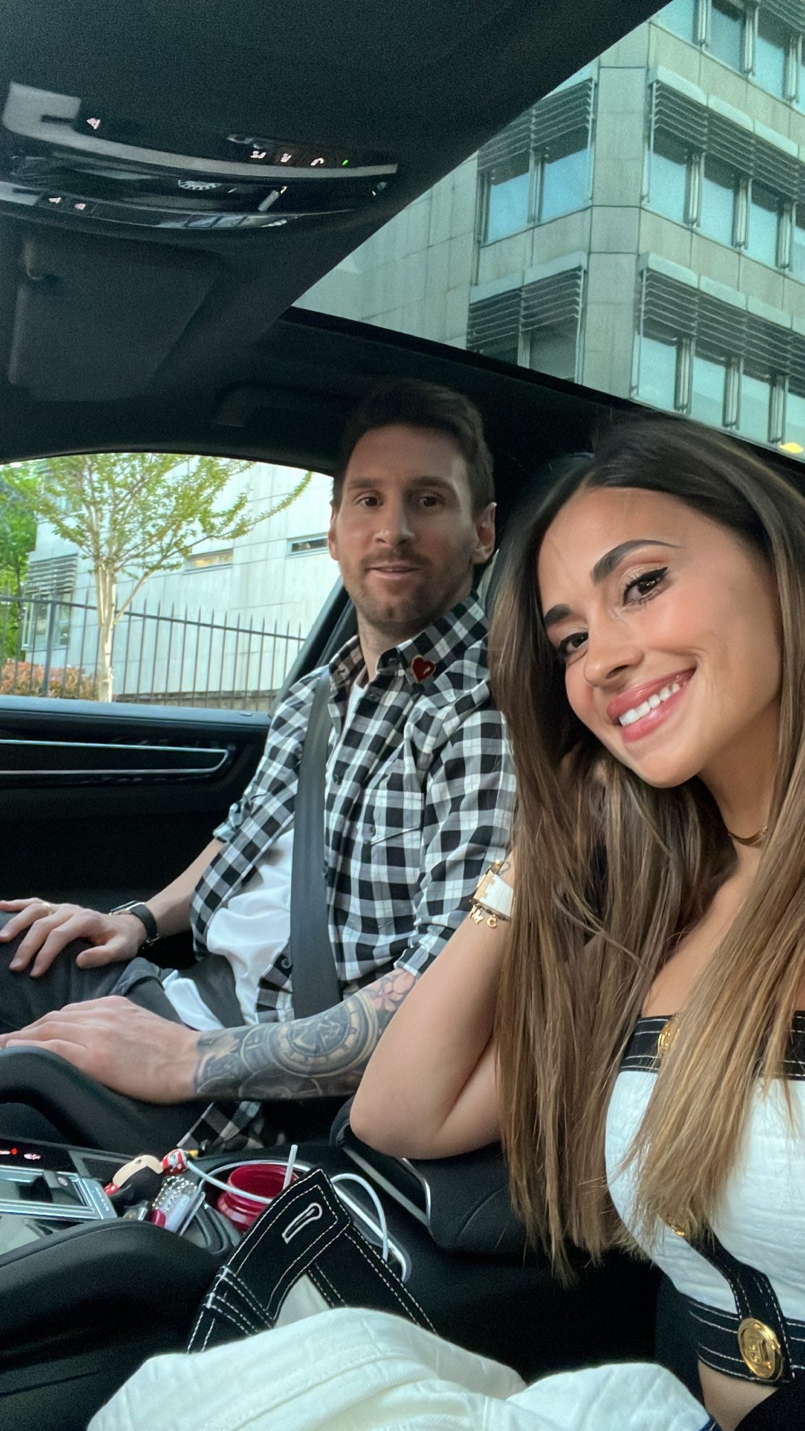 Lionel Messi y Antonela Roccuzzo paseando por París