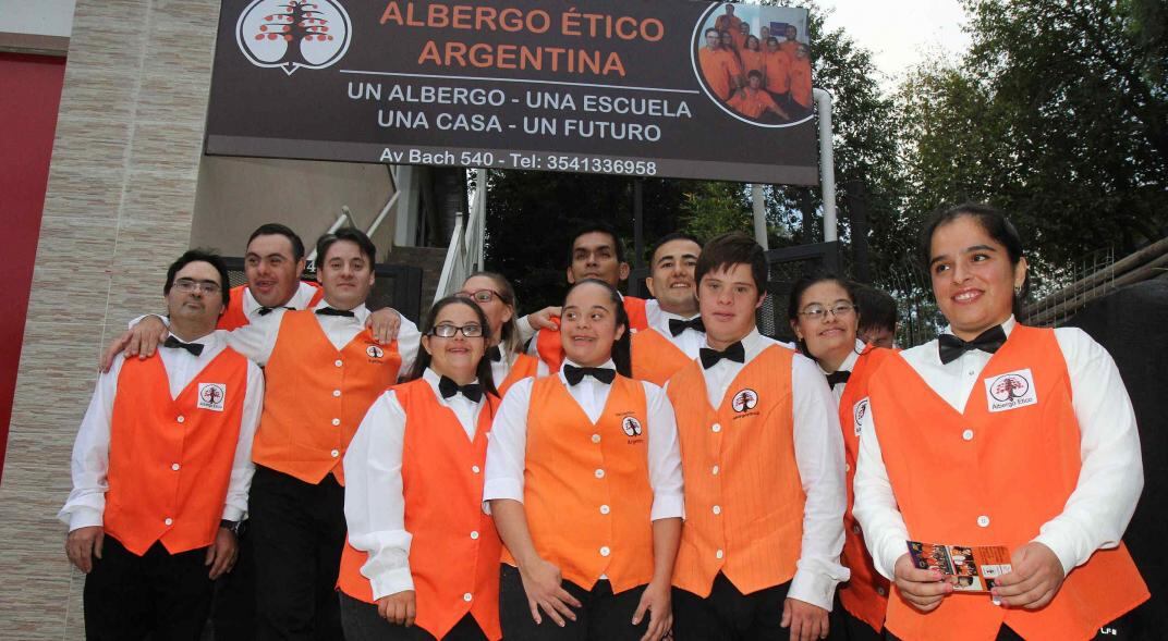 Cuando inauguraba el Hostel Albergo Ético en el barrio Costa Azul. Un sueño que iniciaba su camino. (La Voz)