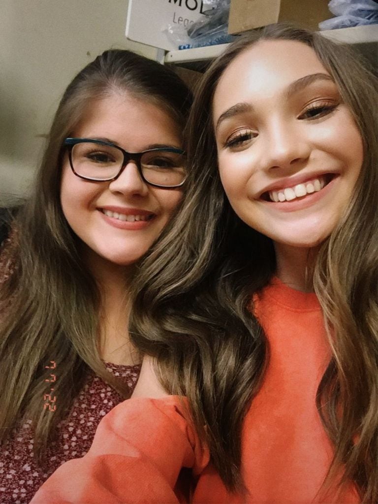 Kathy junto a Maddie Ziegler.