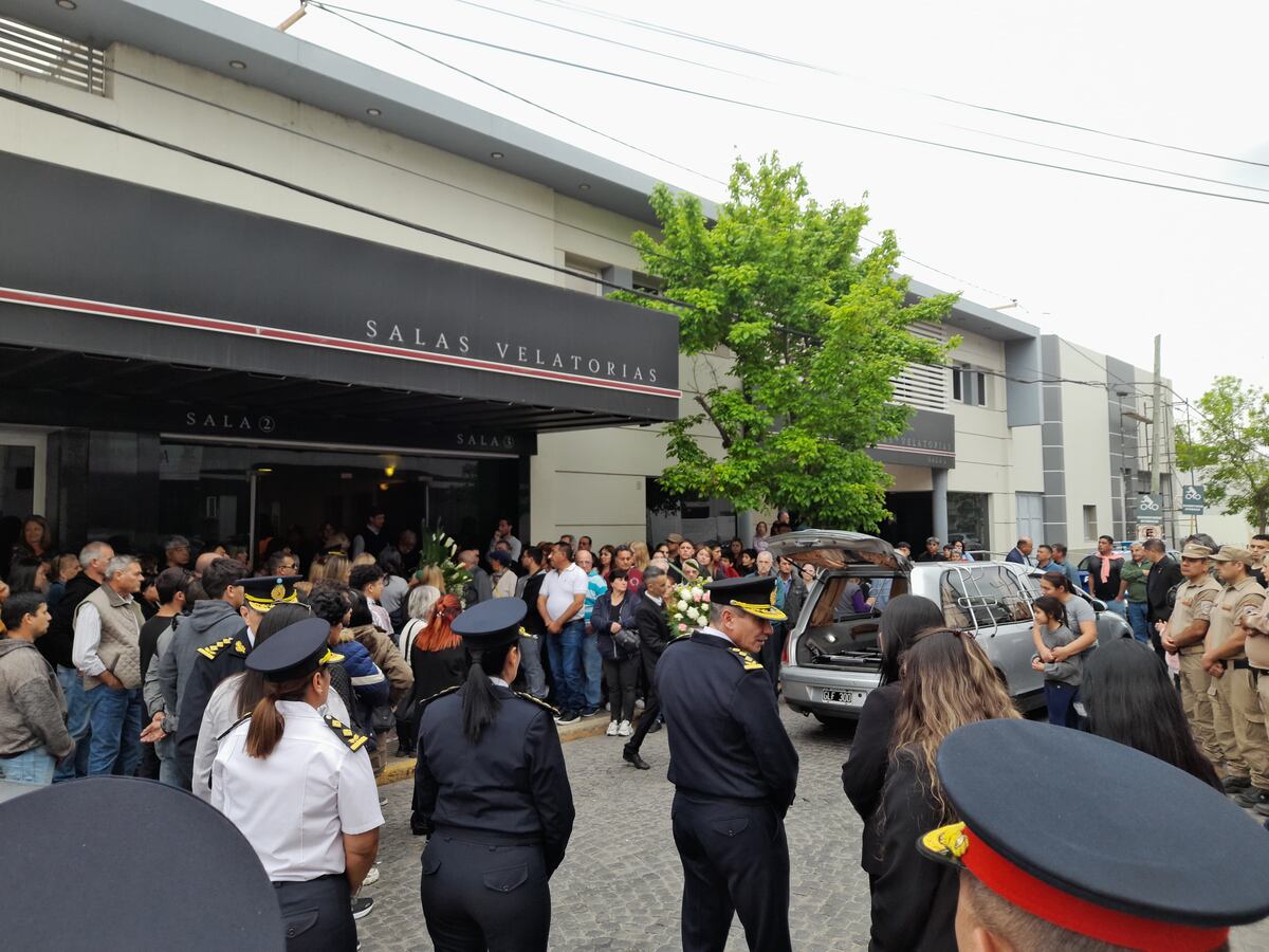 Con dolor y aplausos, despidieron los restos del policía que falleció en una prueba física en Córdoba