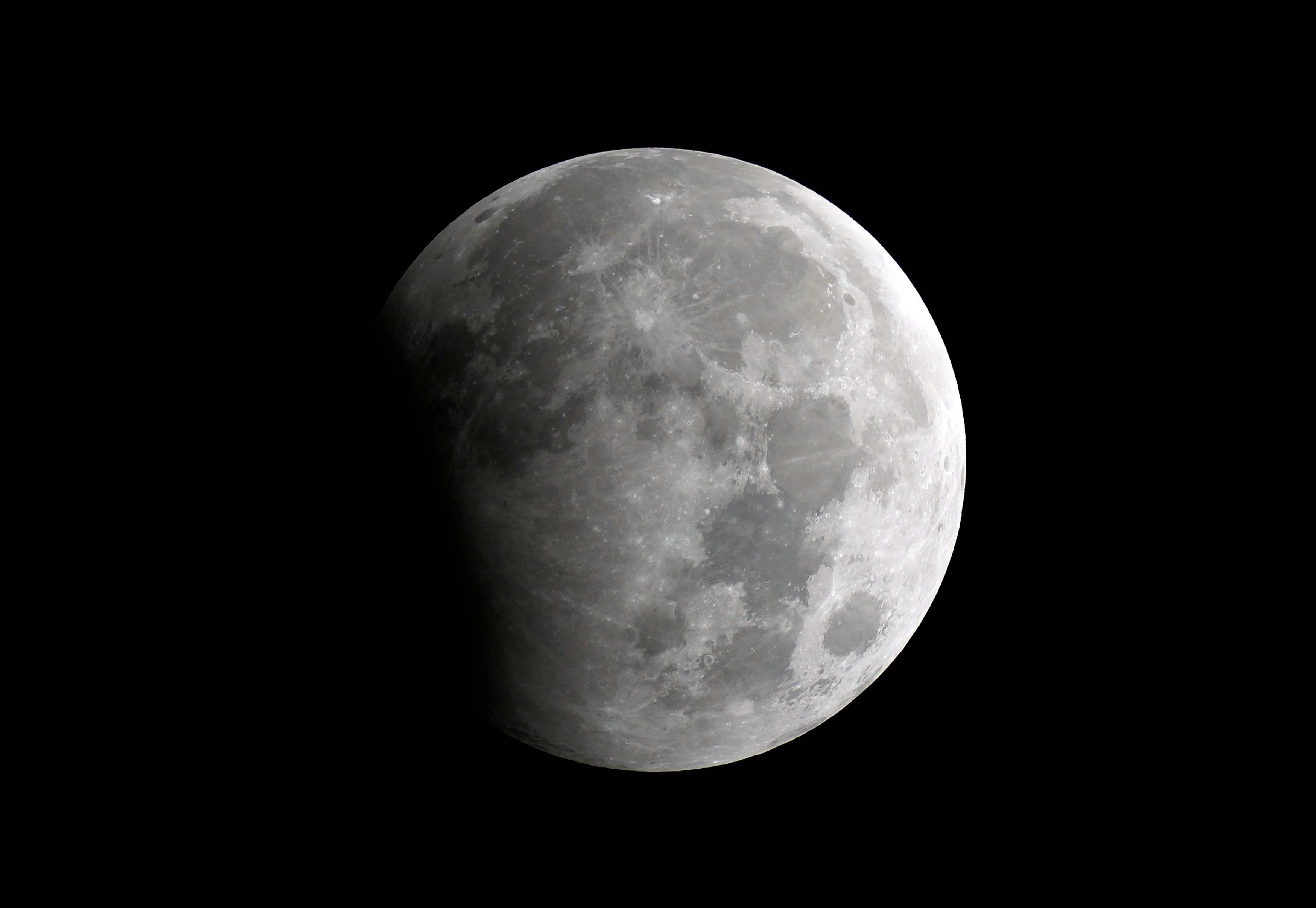 ARCHIVO – Eclipse lunar parcial en Karachi, Pakistán, el 29 de octubre de 2023. (AP Foto/Fareed Khan, Archivo)