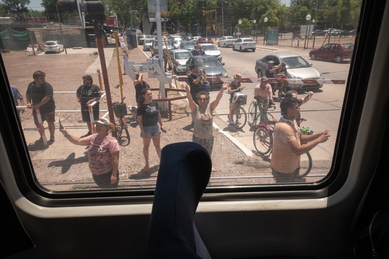 Pura emoción, así llegó a Mendoza el primer tren de pasajeros en casi 30 años
Este miércoles y ante los aplausos y la alegría de vecinos de San Martín, el tren de pasajeros volvió a transitar por las vías mendocinas. Tras 36 horas de viaje desde Retiro, una formación ferroviaria volvió a transitar desde el 10 de marzo de 1993.

Foto: Ignacio Blanco / Los Andes  