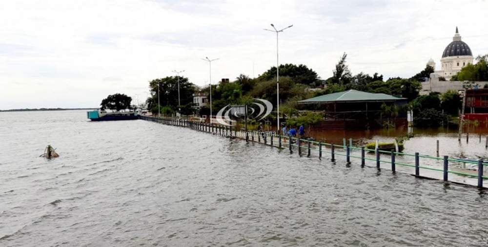 Crecida del agua desde la costanera de Itatí.