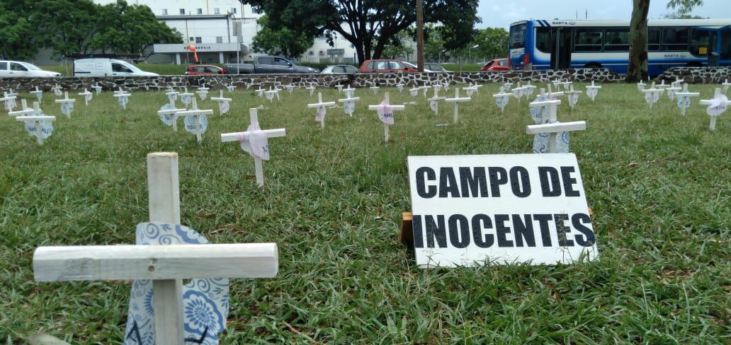 Militantes provida montaron un cementerio de bebés en el Parque 20 de Febrero