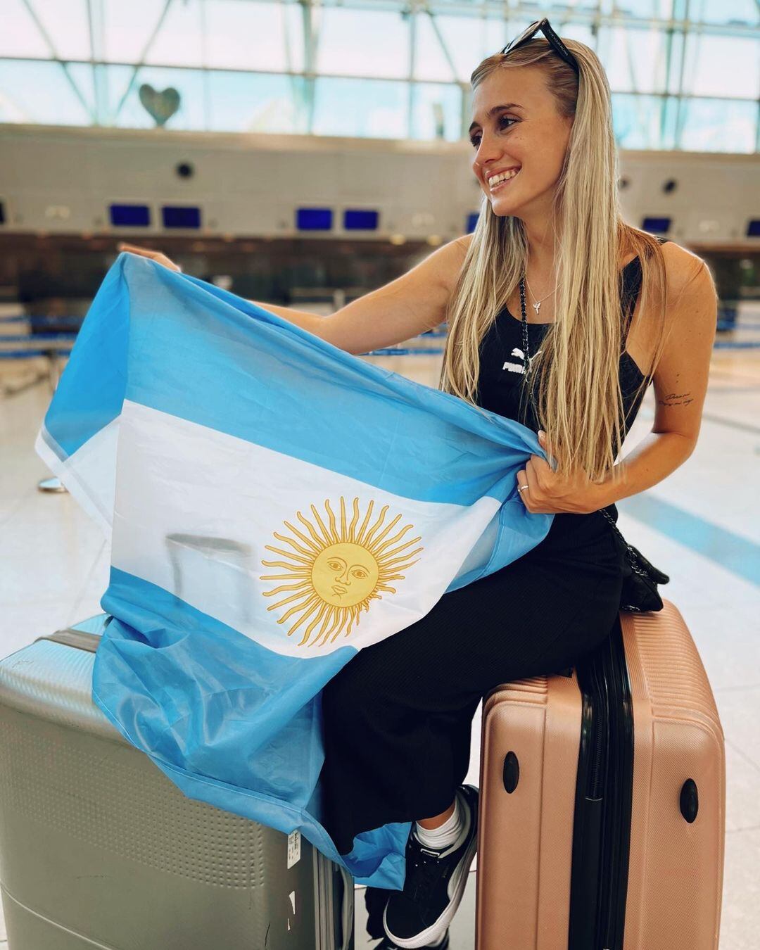 Morena Beltrán rumbo a cubrir su primer mundial.