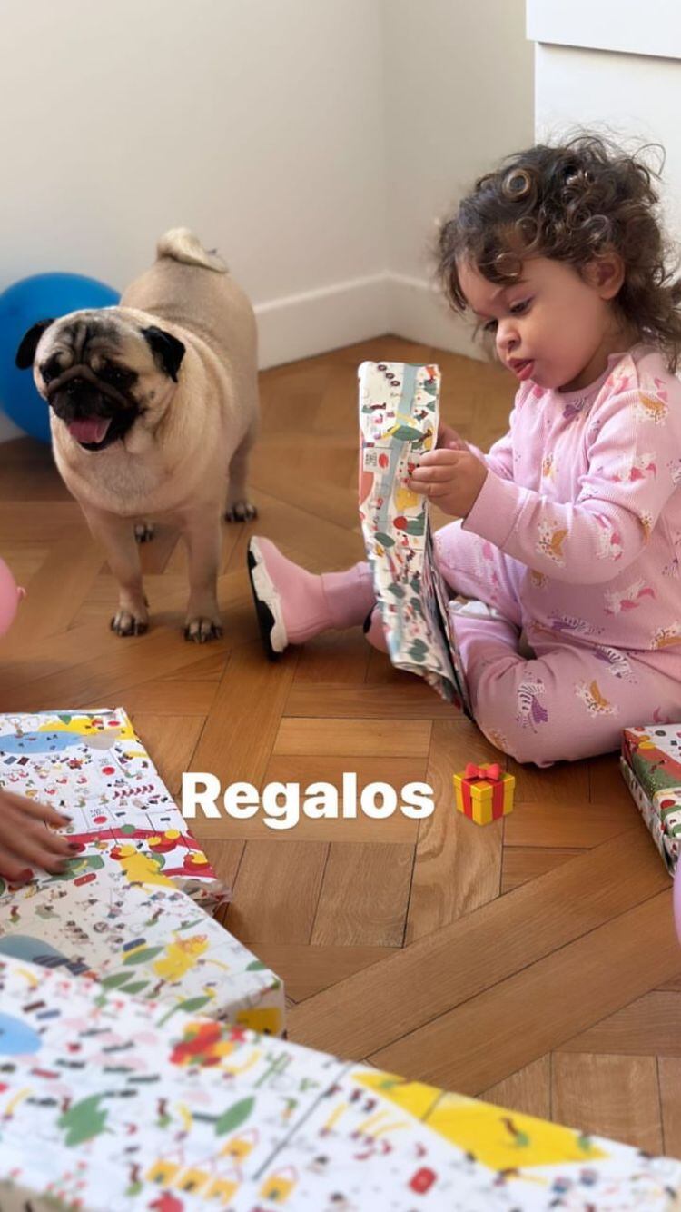 Nina Martínez abriendo los regalos de cumpleaños. 