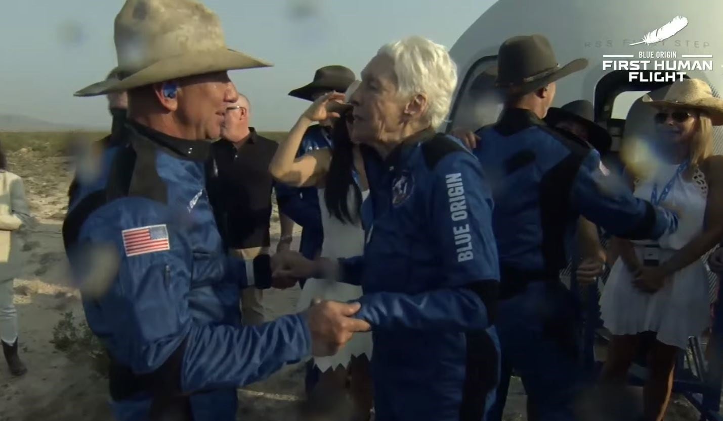 Jeff Bezos, fundado de Amazon, junto a la piloto Wally Funk, tras aterrizar en la Tierra dentro de la cápsula espacial del New Shepard.