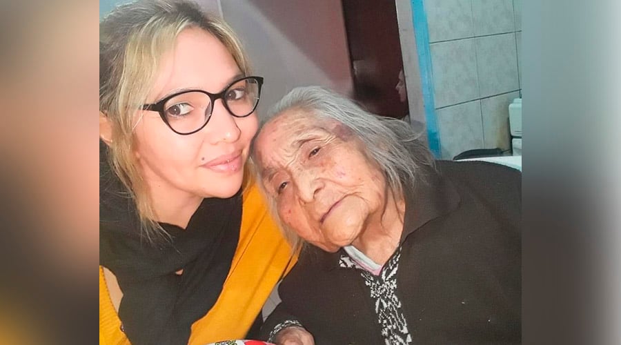 La abuela junto a su nieta 