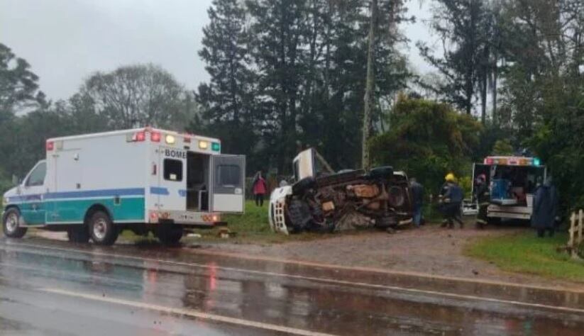 Accidente vial en San Vicente: quedaron atrapados en el habitáculo.