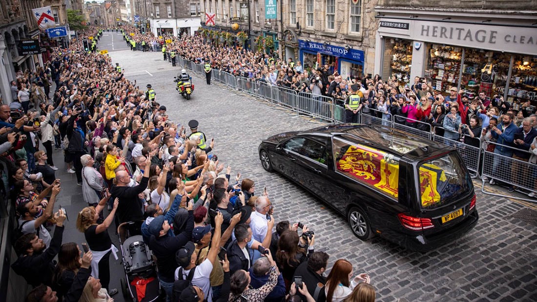 El coche fúnebre que traslada los restos de la reina Isabel II.