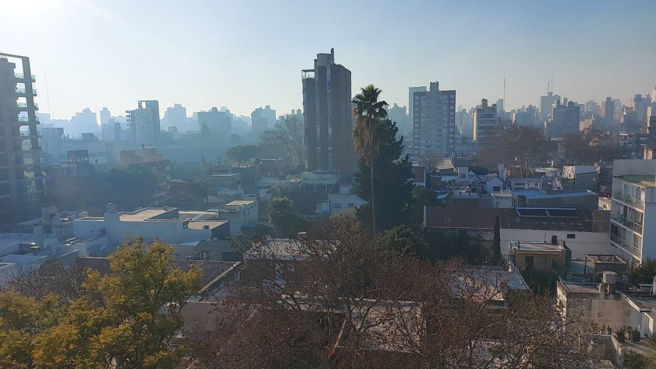 El viento agravó la contaminación visual y dificultó la respiración en varios puntos de la ciudad.