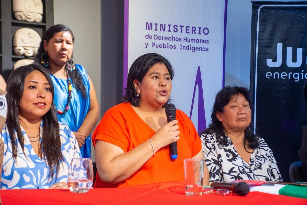 En la presentación ofrecida en el Centro Cultural Culturarte estuvieron la ministra Natalia Sarapura (c); la coordinadora de Derechos Culturales del Ministerio de Cultura y Turismo, Aylen López (izq.); la intendente de Calilegua, Elsa Flores (der.); y los referentes del CPI Pueblo Guaraní Marcelo Cuellar, Emilio Chávez y Silvia Mengaripe.