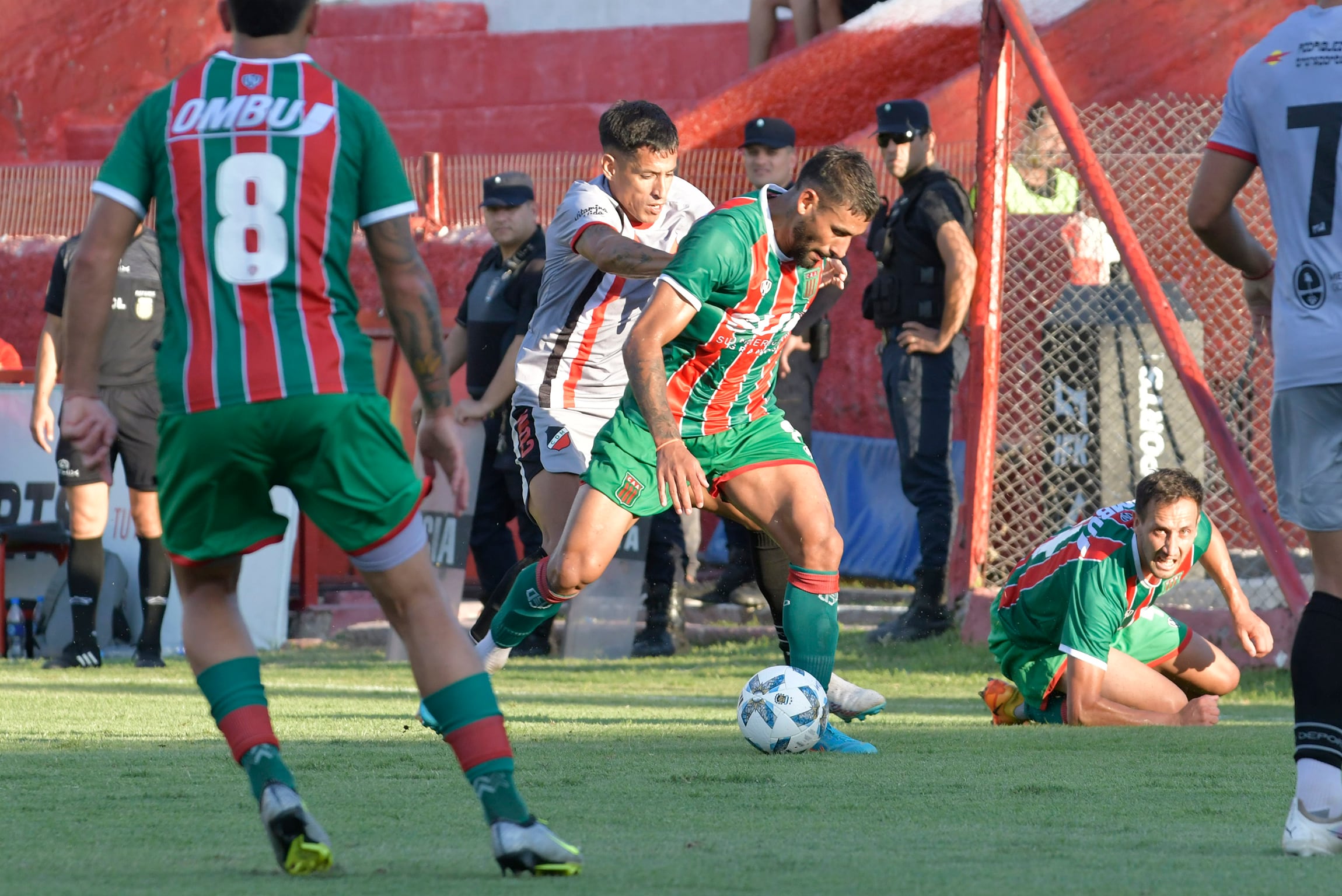 
Fútbol El Club Deportivo Maipú perdió frente al Club  Agropecuario, por la sexta fecha de la zona A de Primera Nacional

Foto: Orlando Pelichotti