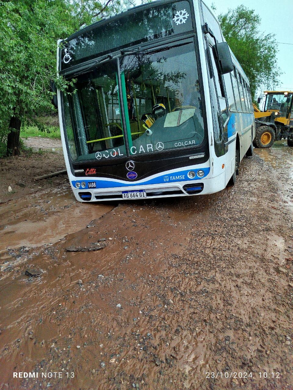 La unidad 0km de Tamse terminó atrapada en el barro.