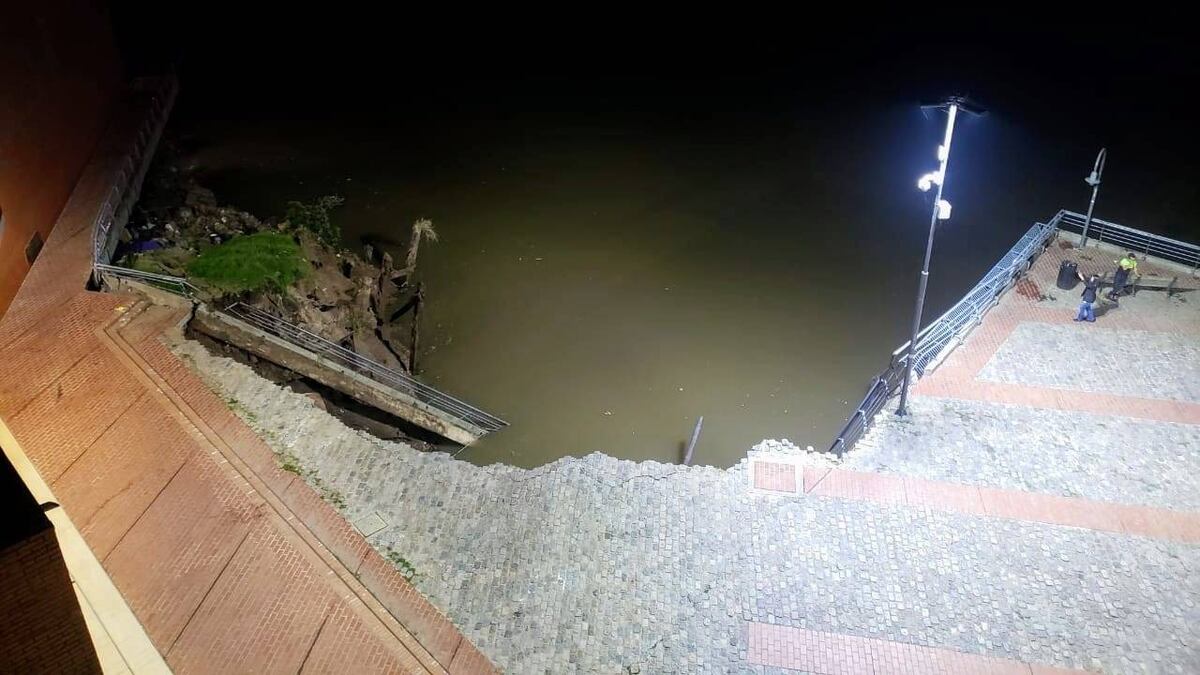 Clausuran el paseo del Parque de España y advierten que puede haber más derrumbes