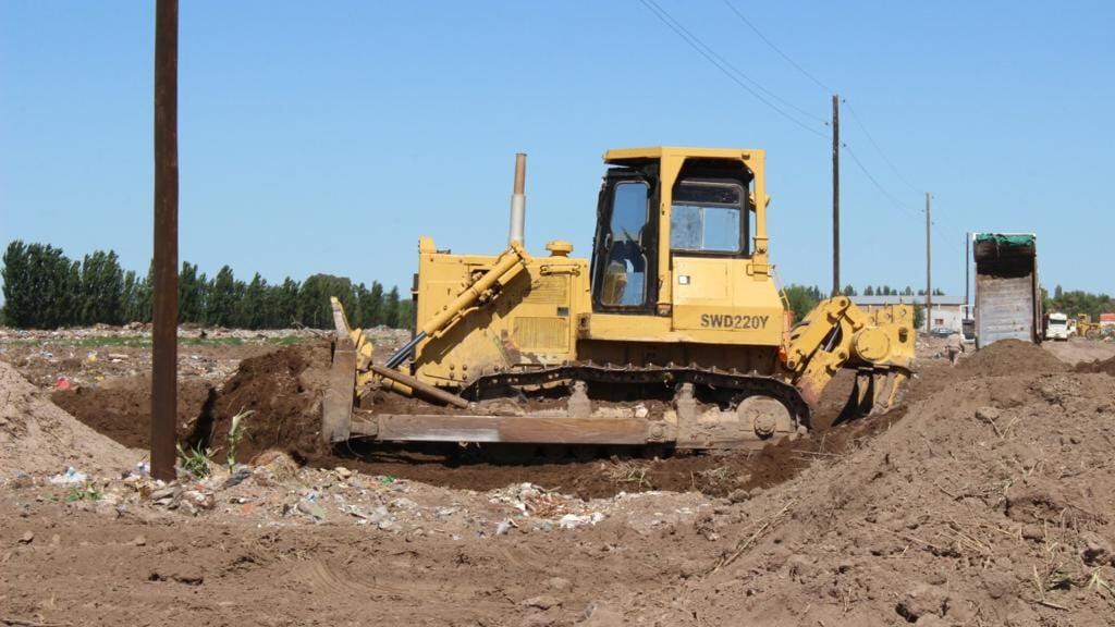 Remueven 13.000 metros cúbicos de tierra para cerrar un basural y transformarlo en un parque.