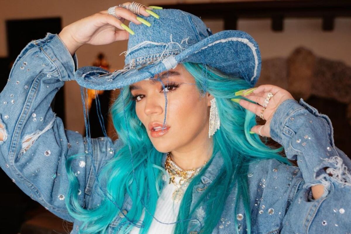 Karol G posó de espaldas en un mini vestido negro y casi muestra de más