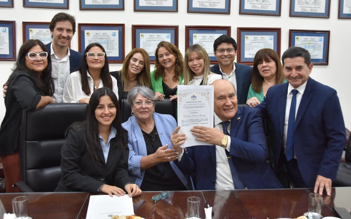 Miembros de los diferentes bloques parlamentarios recibieron a los médicos destacados para entregarles la distinción de "Personalidad destacada" en Jujuy.