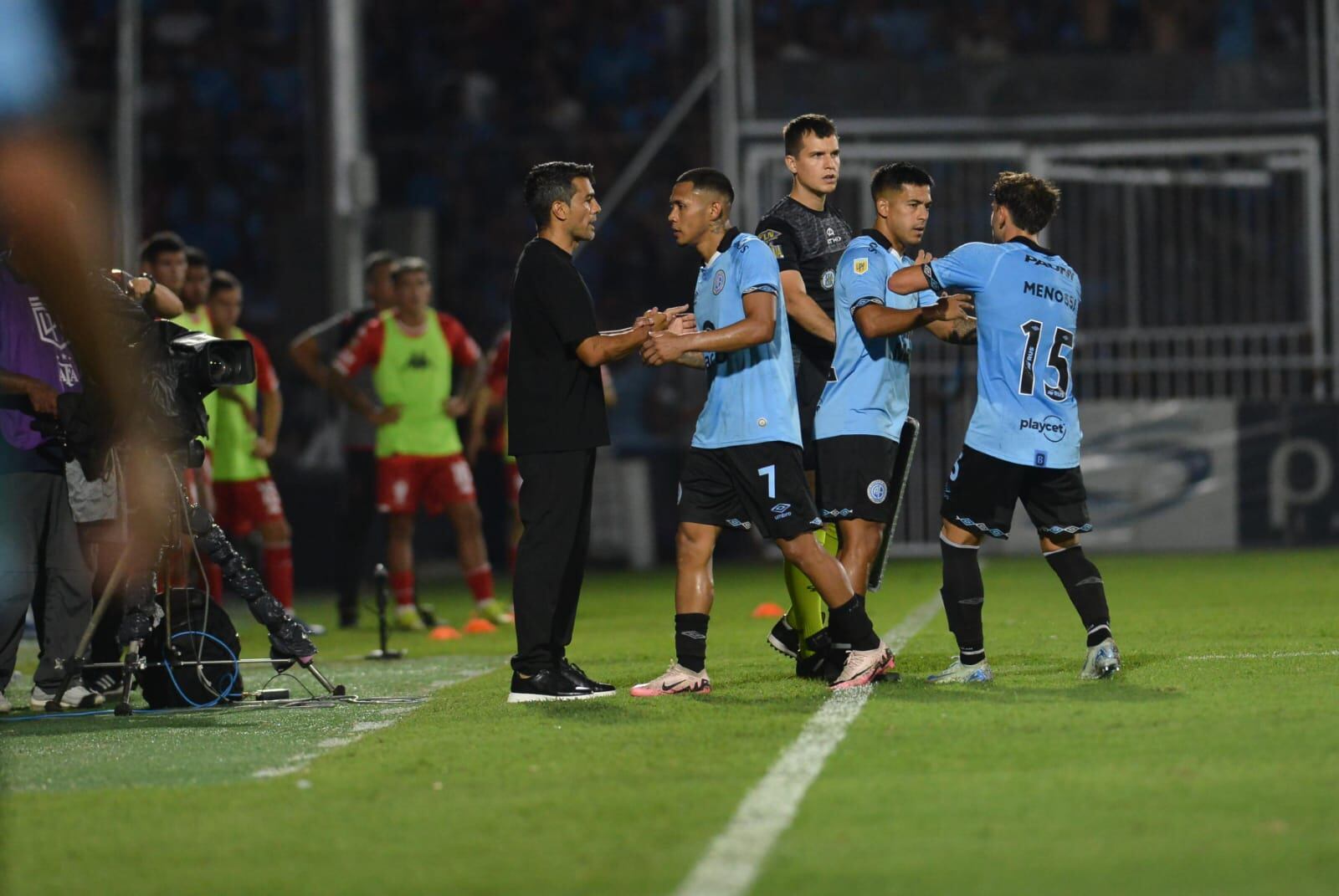 Belgrano enfrentó a Huracán por la primera fecha del Apertura de la Liga Profesional 2025. (Facundo Luque / La Voz)