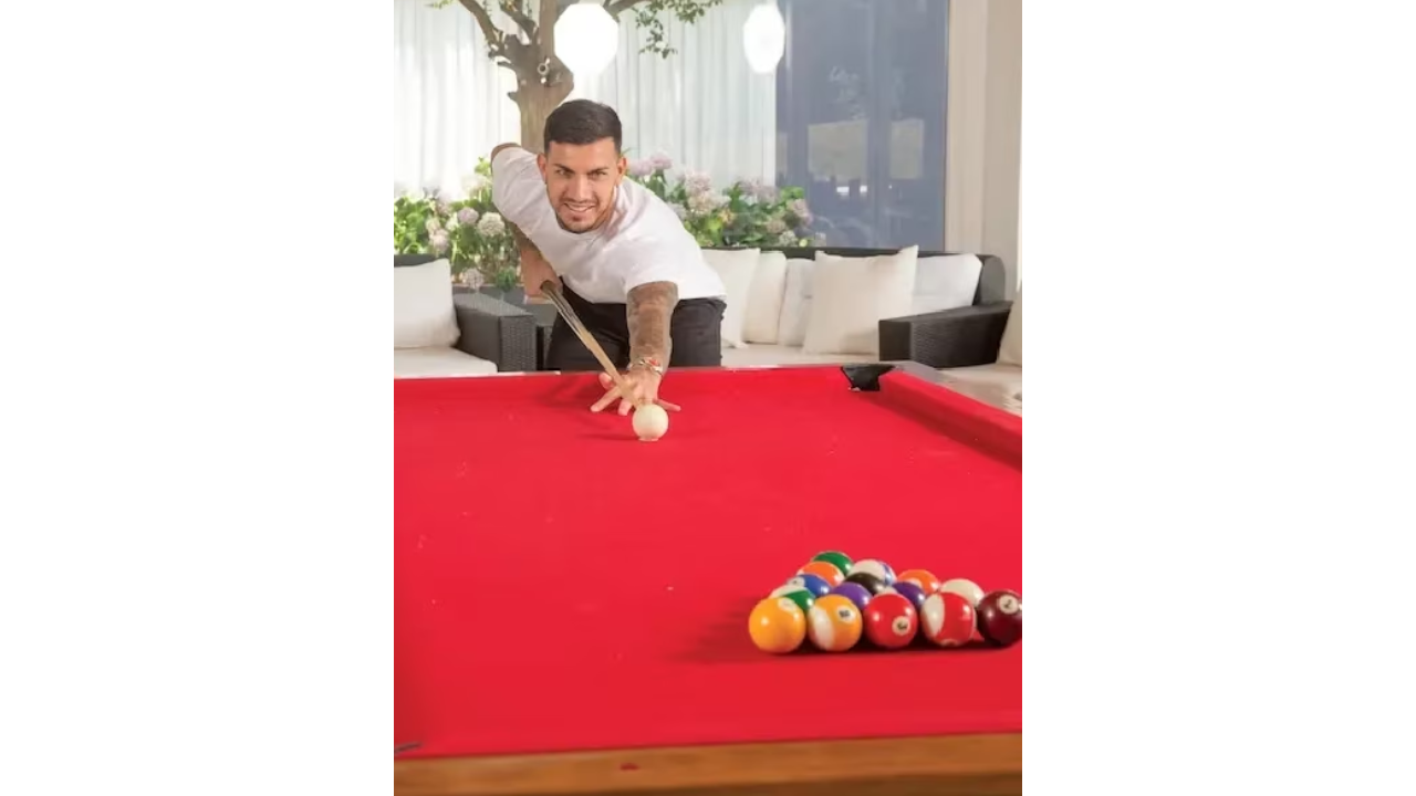 La mesa de pool que tiene el futbolista.