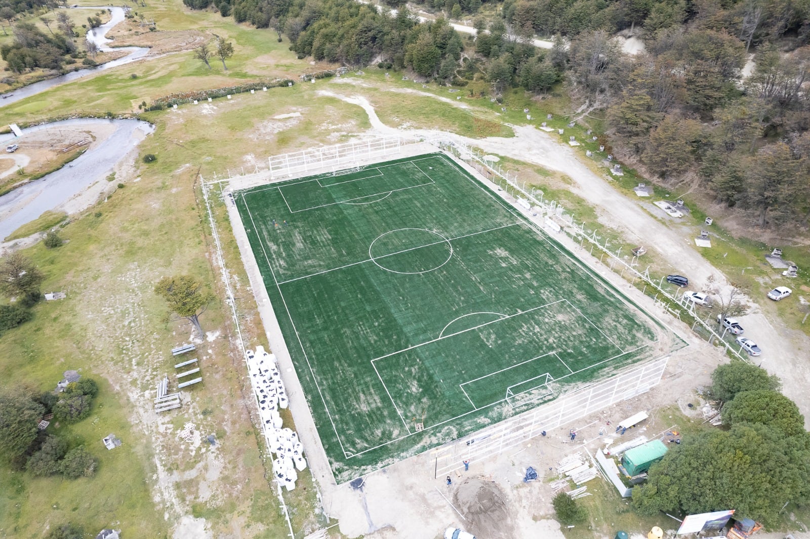 Colocan césped sintético en canchas de Ushuaia y Río Grande