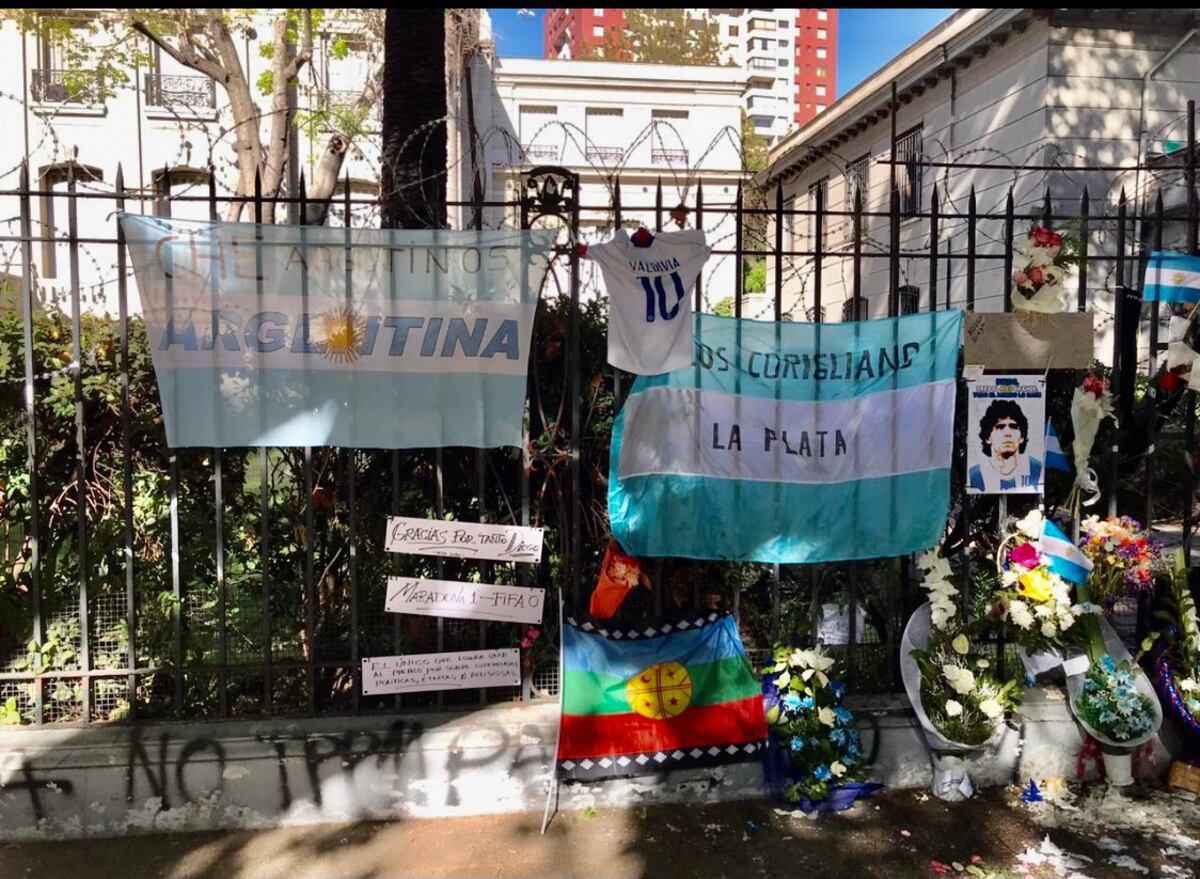 Murió Diego Maradona: fanáticos lo despidieron en embajadas argentinas de todo el mundo