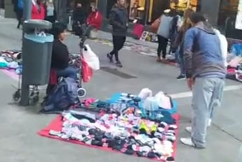 Los manteros en la peatonal de Córdoba (Captura de video).