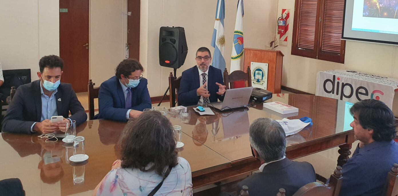 Como parte de su agenda en Jujuy, el titular del INDEC, Marco Lavagna, encabezó con el director de la DiPEC, Fernando Medina, la presentación del Indicador Sintético de Actividad Económica (ISAE), que tuvo lugar en el salón de Reuniones del Consejo Superior de la Universidad Nacional de Jujuy.