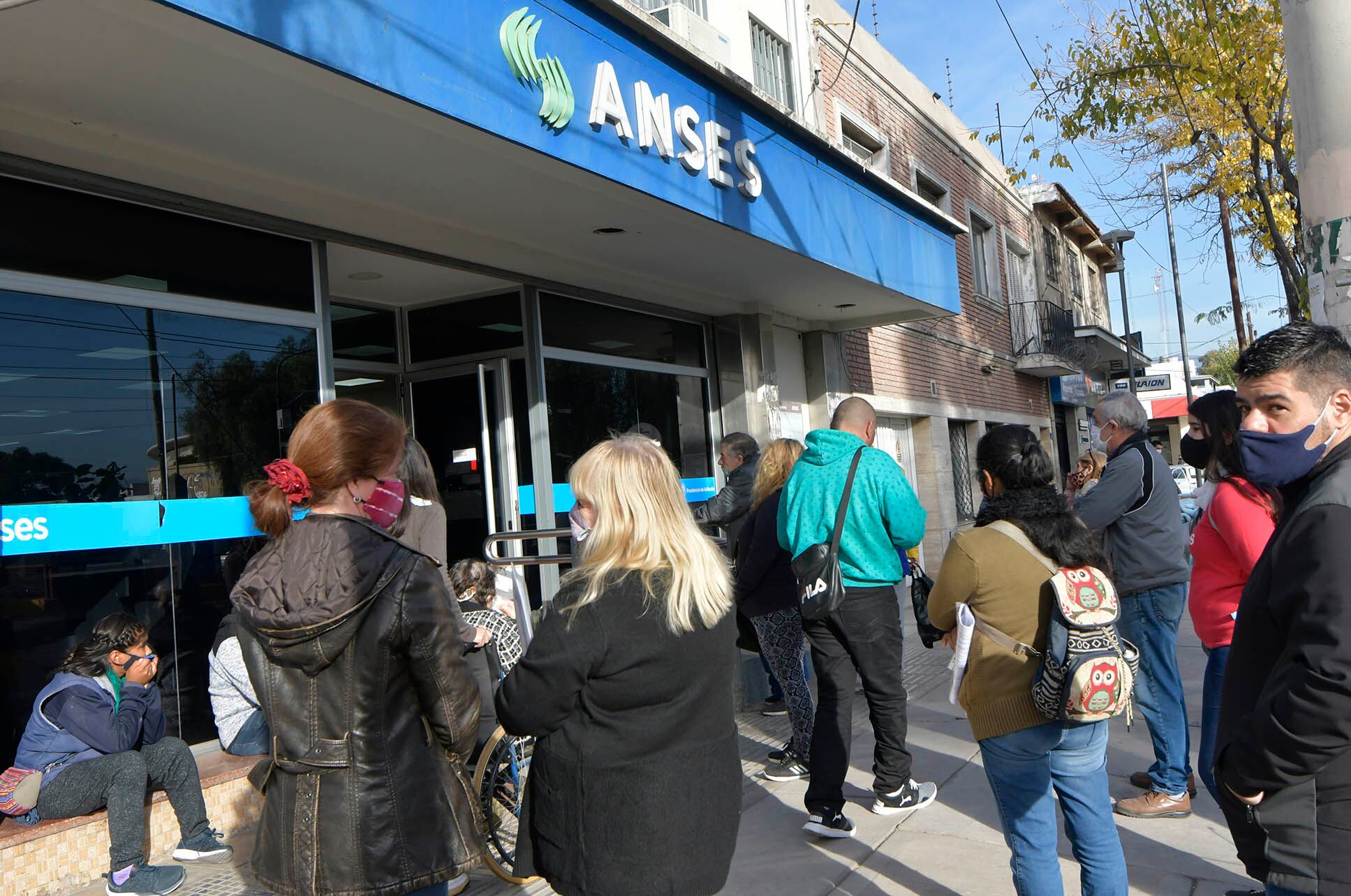 Jubilados en la puerta de Anses. (Foto Orlando Pelichotti / Los Andes)
