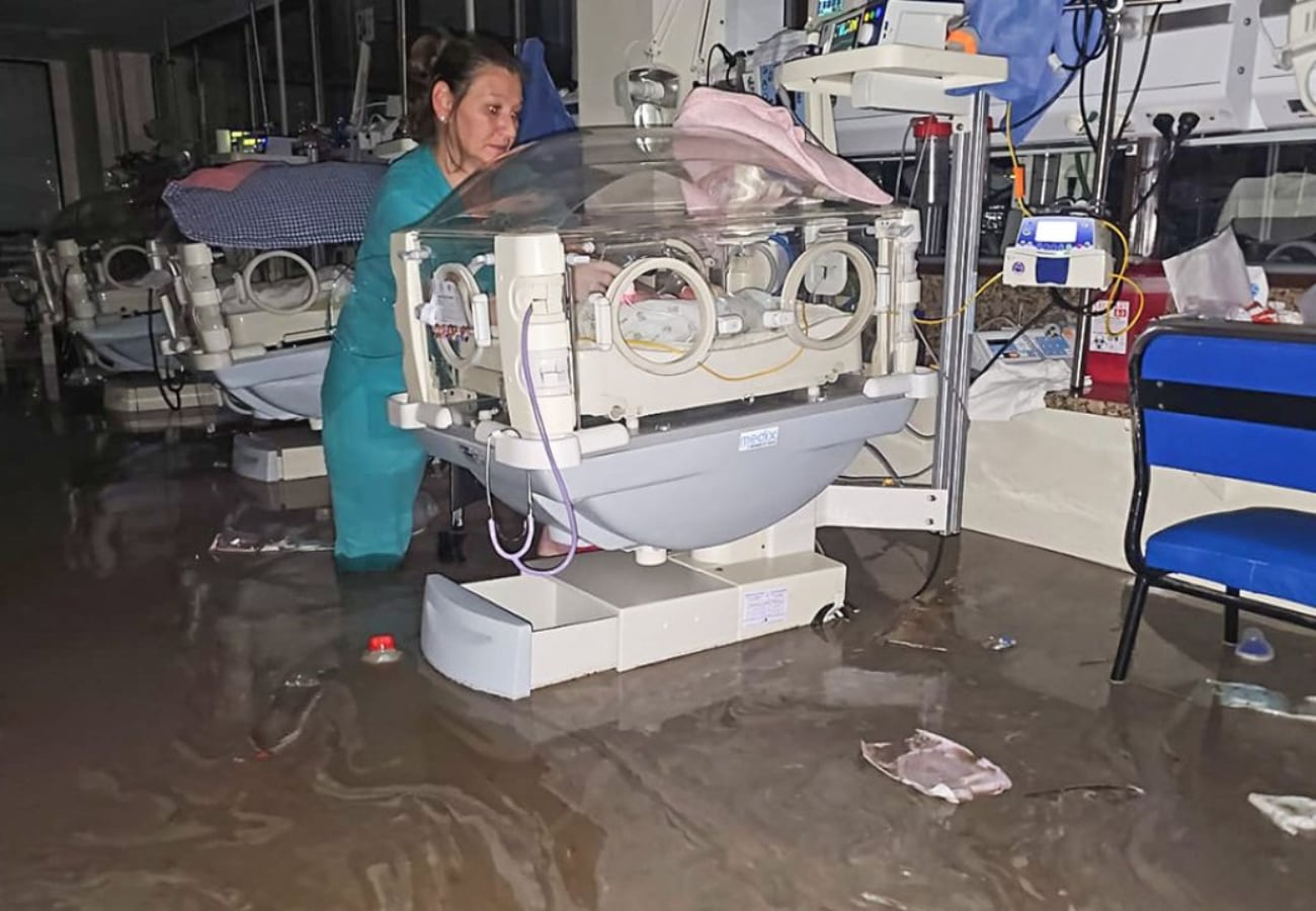 VIDEO | Así evacuaron a los bebés recién nacidos en el Hospital Penna por inundaciones en Bahía Blanca.