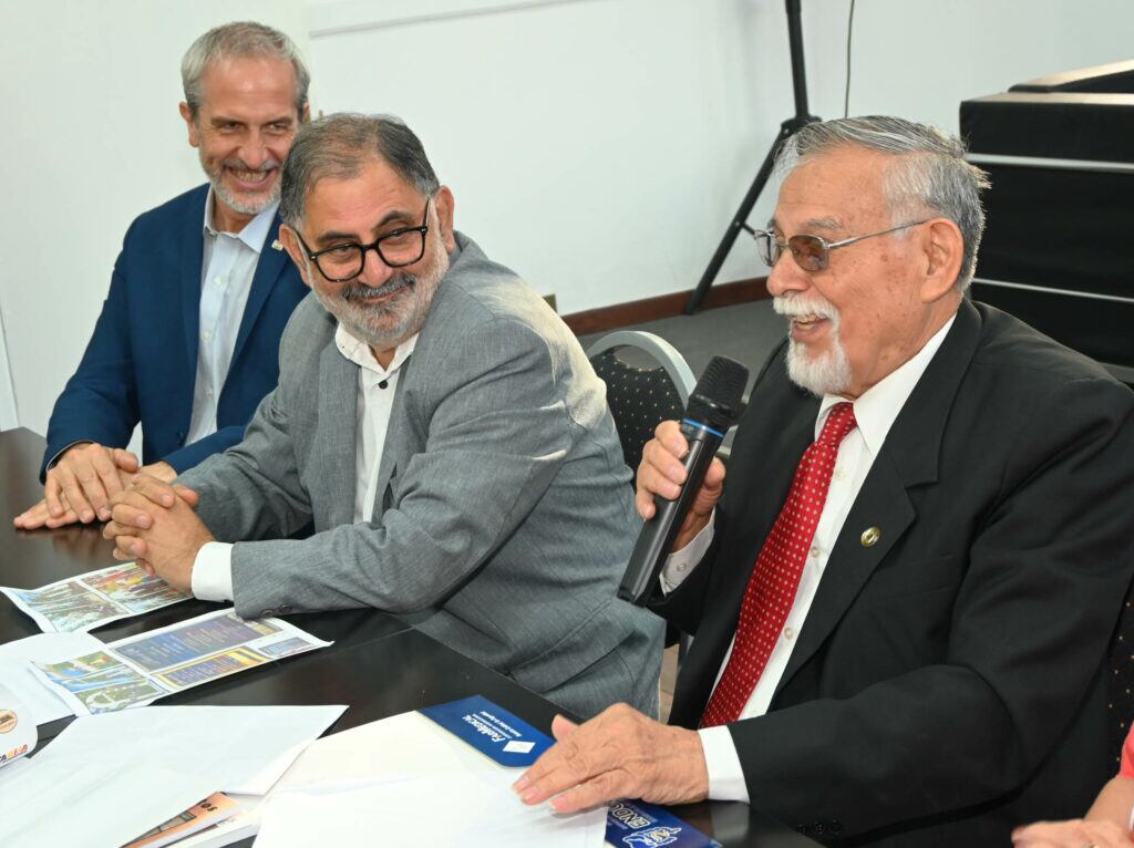 "El siglo 21 nos tiene que encontrar en una carrera de acercamiento, de un abrazo, en el propósito de que las fronteras desaparezcan o por lo menos ya no sean tan infranqueables", dijo Marcos Aguilera Fierro en su visita a la Municipalidad de San Salvador de Jujuy.