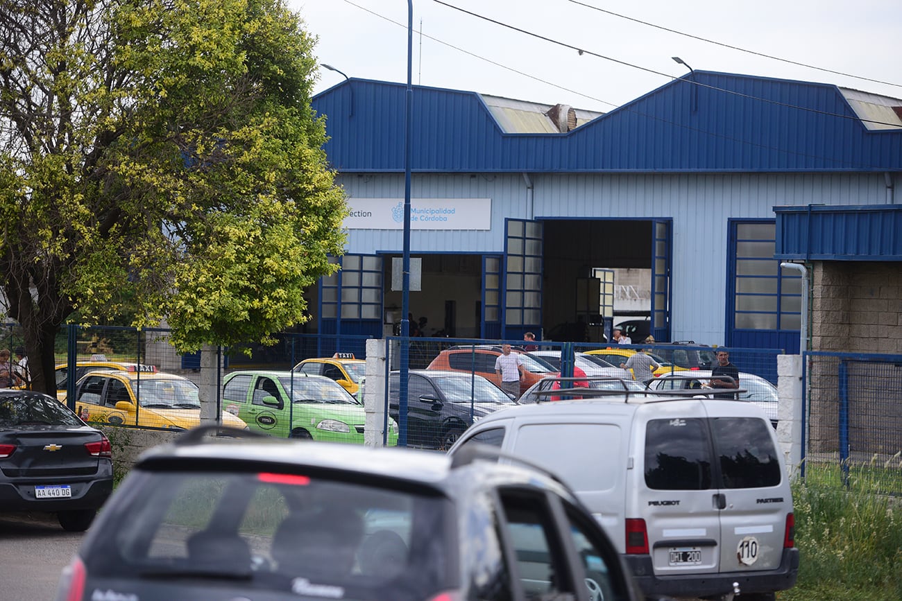 Largas filas de autos esperando para hacer el ITV (Inspección Técnica Vehicular). (José Gabriel Hernández / La Voz)