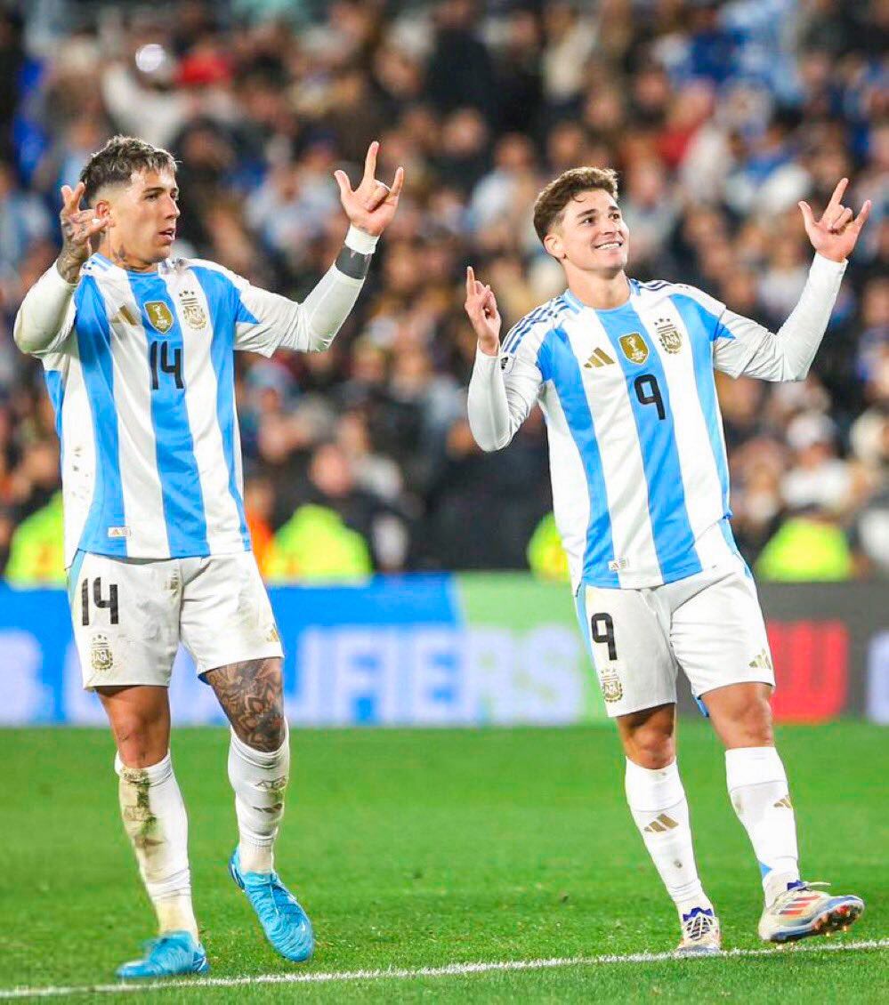 El festejo de Julián Álvarez tras su gol a Chile.