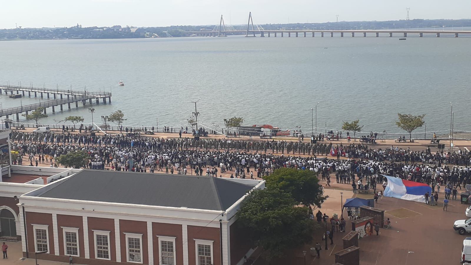 La costanera de Posadas se vistió de celeste y blanco en este 25 de Mayo.