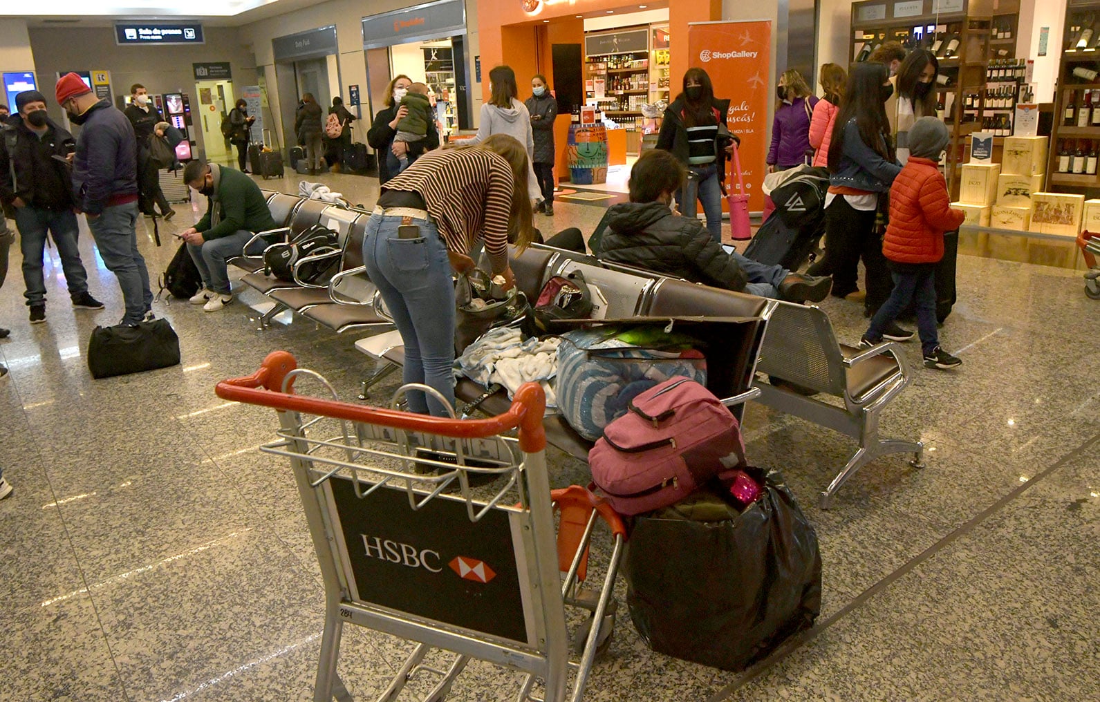 
El aeropuerto de Mendoza Francisco Gabrielli,  recibió autorización como «corredor seguro» y podrán regresar los vuelos internacionales Mendoza se convertirá en el primer aeropuerto del interior del país con autorización para volver a recibir vuelos internacionales desde el estallido de la pandemia de Covid 19,  en marzo de 2020, poniendo fin a la situación de desigualdad que vivían pasajeros de las provincias, los cuales debían movilizarse via Buenos Aires para ingresar o salir de Argentina

 Foto: Orlando Pelichotti