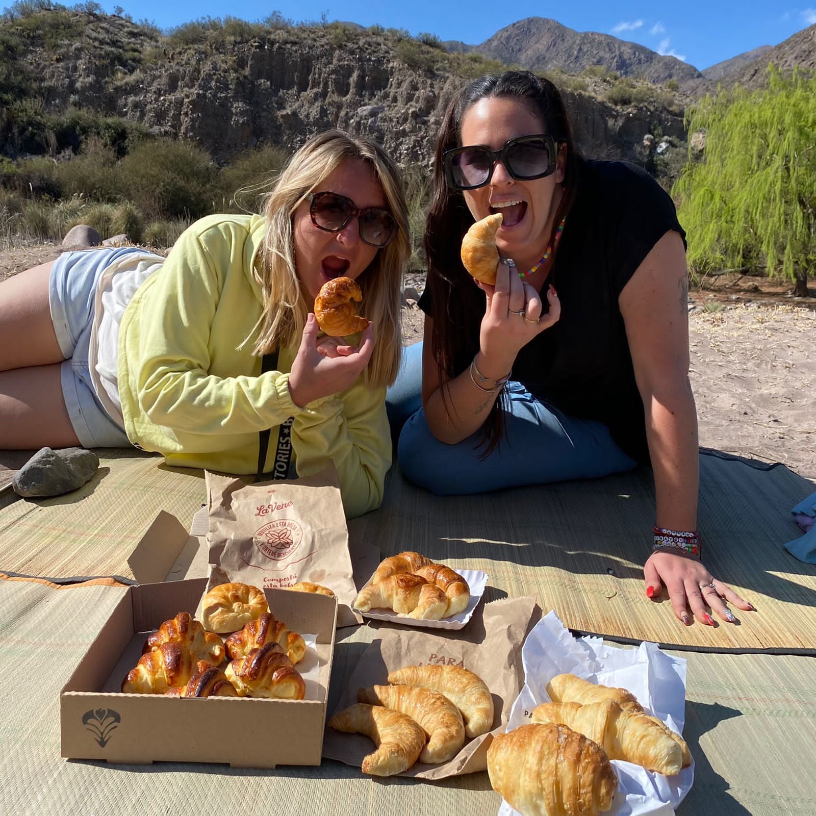 Las chicas van probando comidas de todas partes para ir subiendo sus reseñas y recomendaciones a su cuenta.