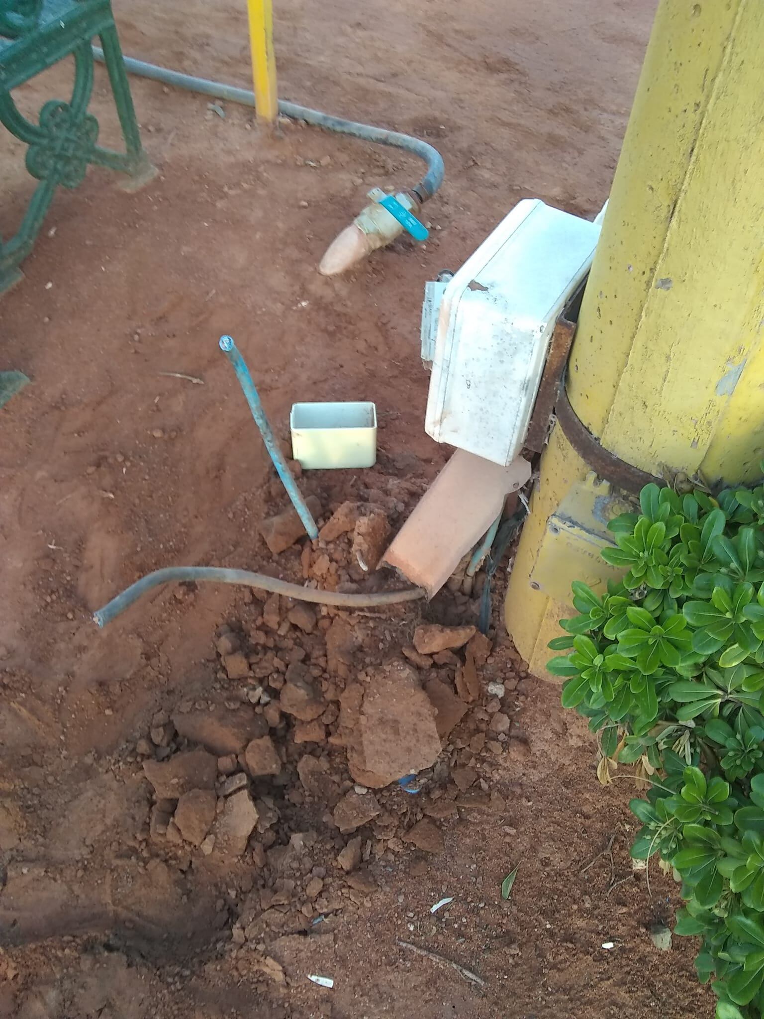 Robaron los cables de la instalación eléctrica de las canchas de tenis del Club Costa Sud