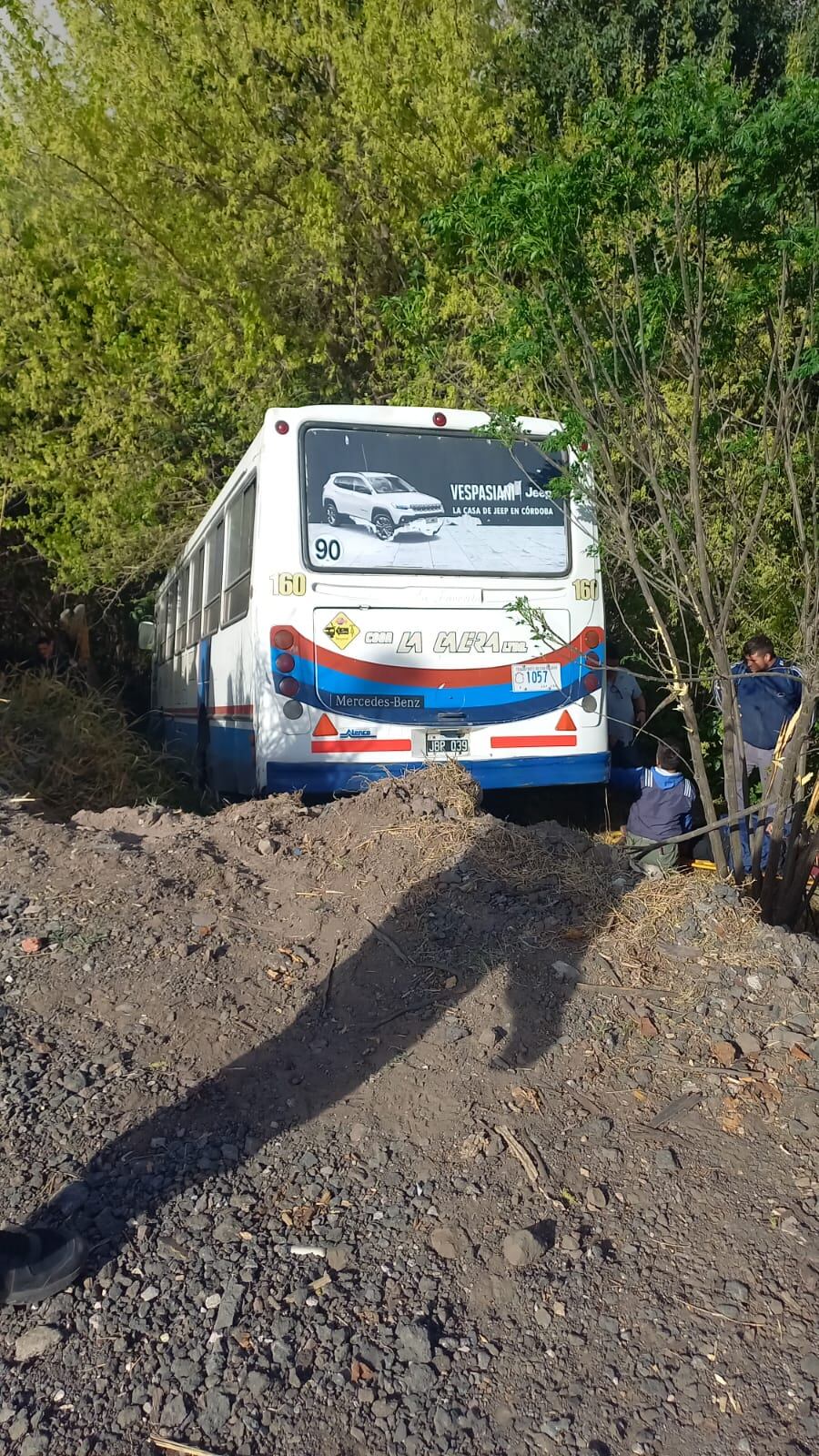 Un colectivo de la empresa La Calera cayó en el barranco pegado al Dique Mal Paso. (Policía de Córdoba)