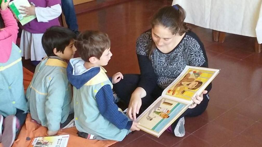 “Libros Como Puentes” es una propuesta para generar lazos de lecturas entre las bibliotecas escolares, las aulas y los hogares.