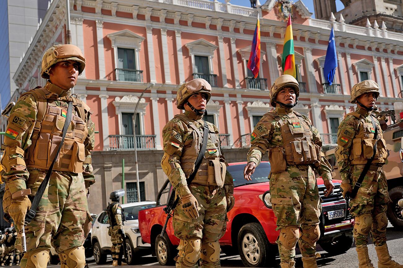 Soldados hacen guardia afuera del palacio presidencial. (AP)