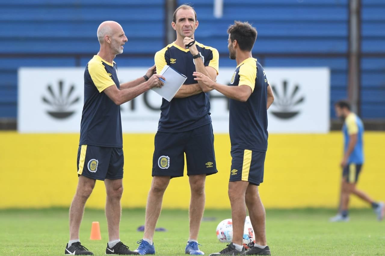 Leandro Somoza dirigiendo una práctica en Rosario Central