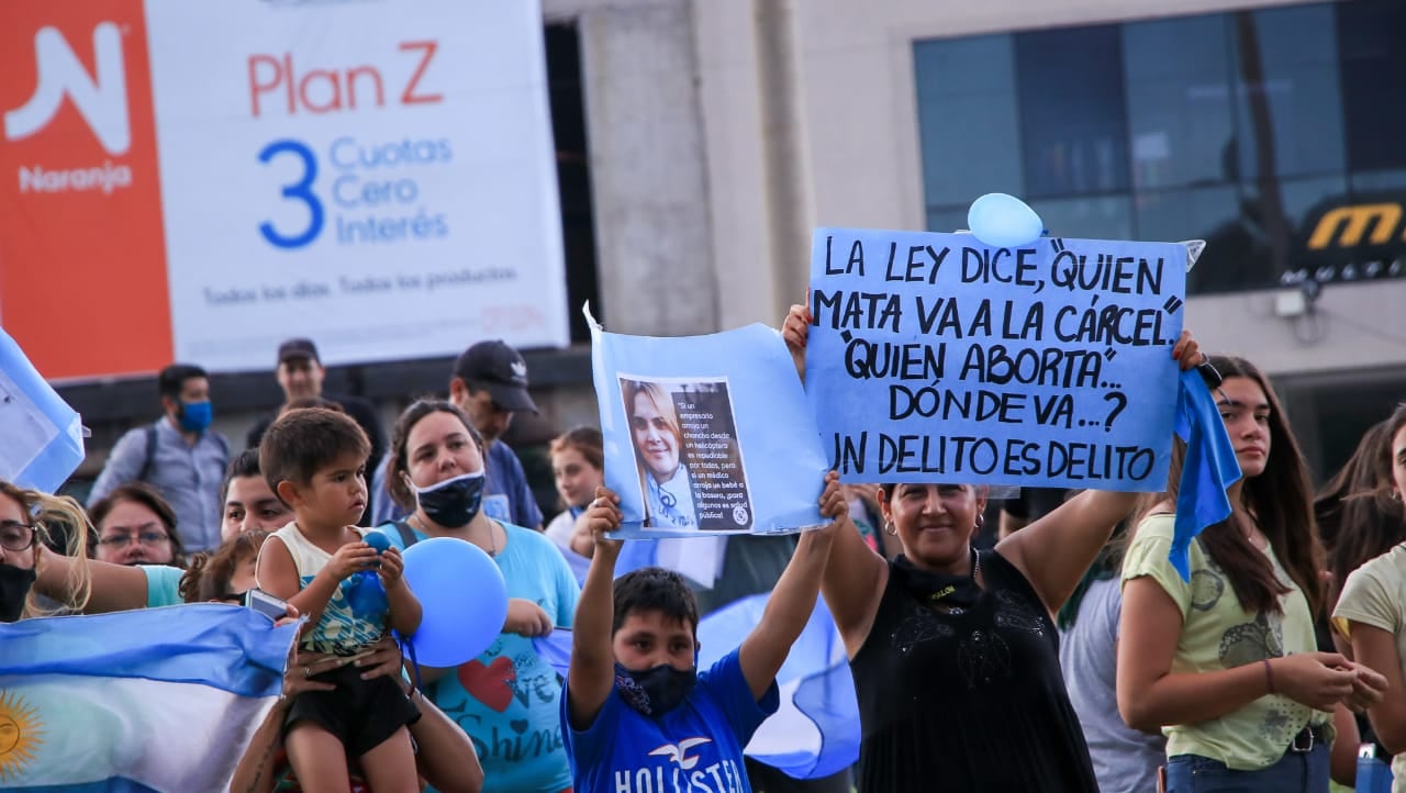 Una multitud se sumó a la caravana celeste en San Rafael para rechazar el proyecto de ley de legalización del aborto. 