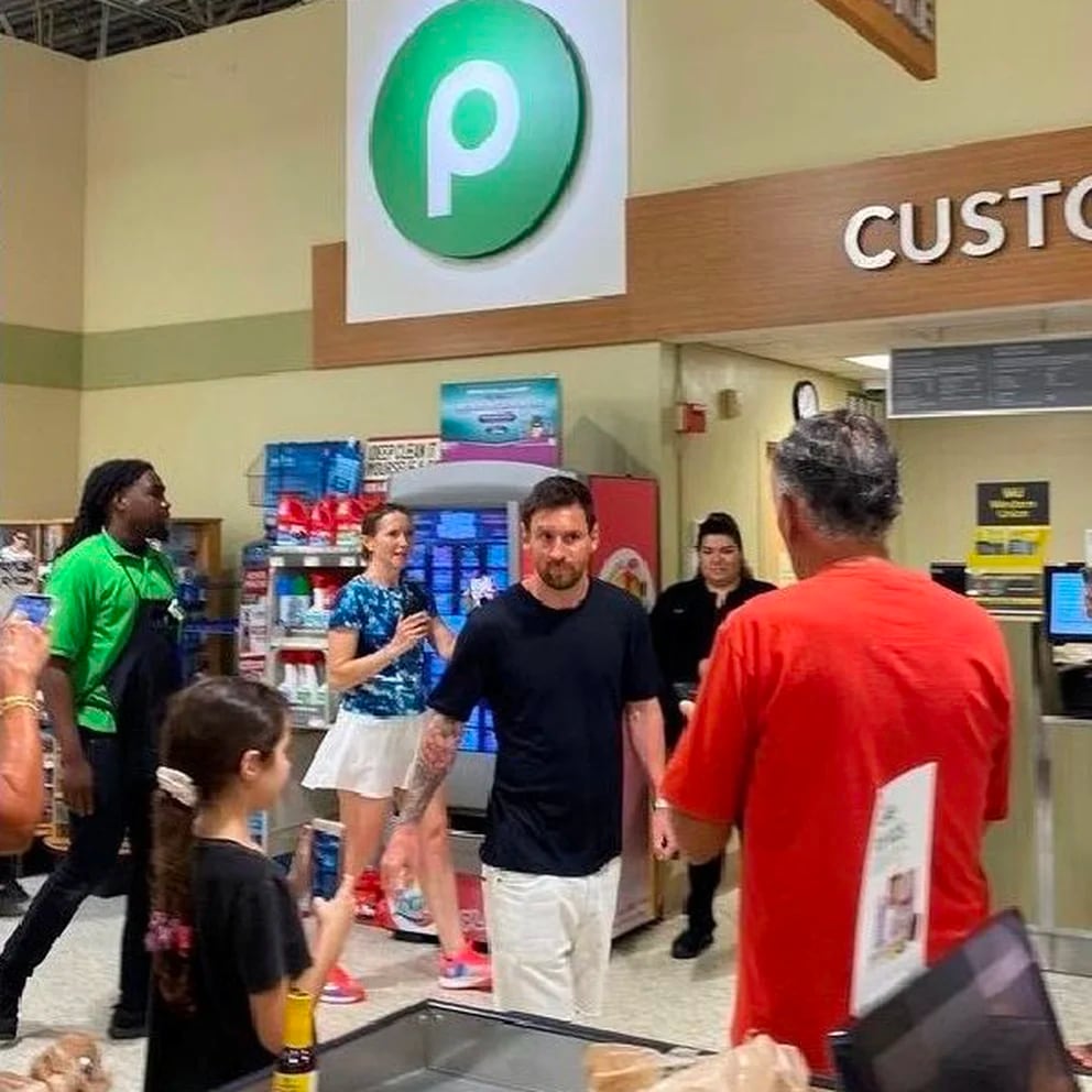 Lionel Messi en un supermercado de Miami, sin dramas para sacarse fotos con quien se lo pidiera.