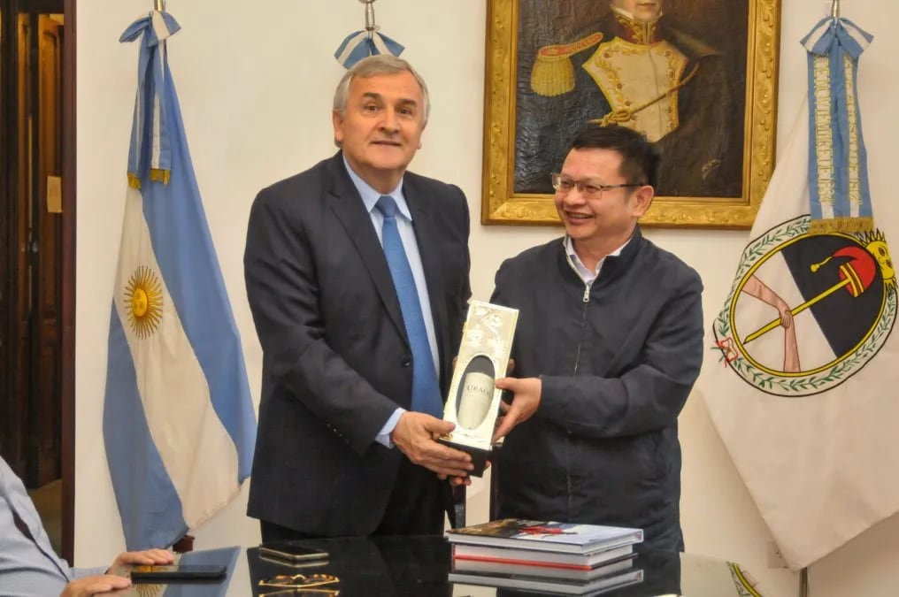 El gobernador Morales entregó obsequios representativos de la producción de Jujuy al presidente de PowerChina, Ji Xiaoyong.