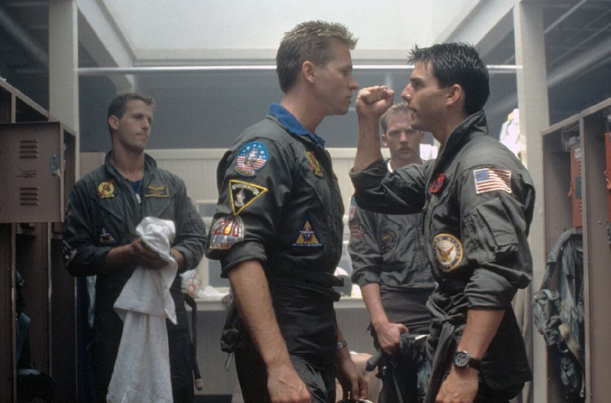 Iceman (Val Kilmer) y Maverick (Tom Cruise) en una de las escenas más recordadas de "Top Gun" (1986)