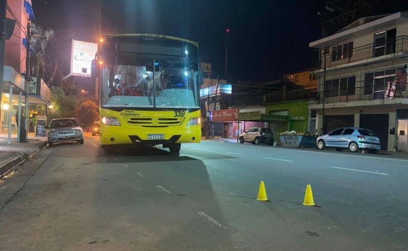 Un colectivo atropelló a una mujer en Posadas.