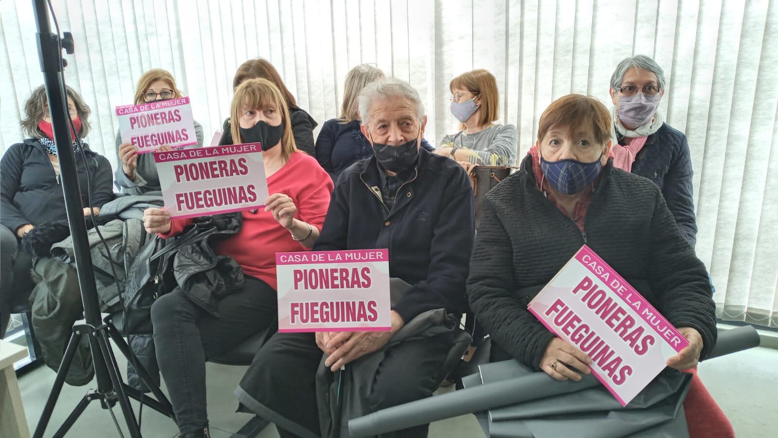 Antiguos pobladores y sus descendientes se hicieron presentes en el recinto del Concejo Deliberante para tratar el nombre de la Casa de la Mujer. 